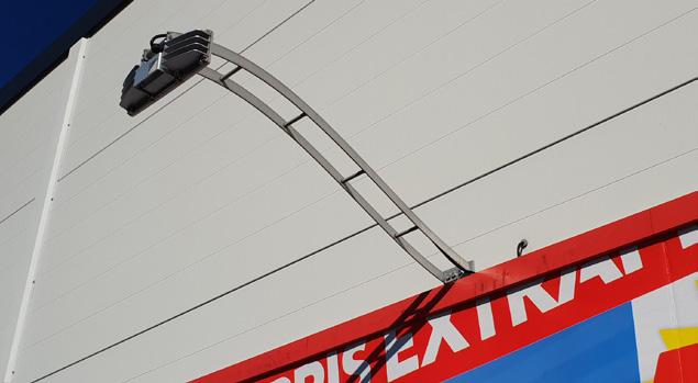 SKYLTBELYSNIN Att ha någon form av belysning tillhörande sin skylt kan vara ett effektivt sätt att ge samhället liv även på kvällstid och under årets mörkare månader.
