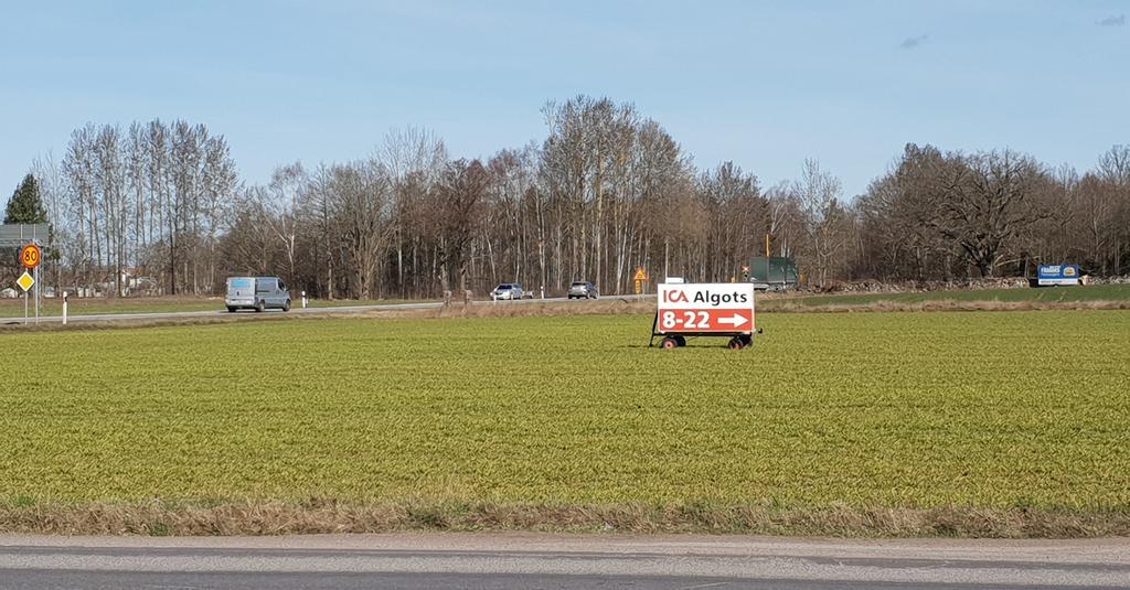 SKYLTNIN VID STÖRRE VÄAR Skyltning längs vägar ställer stora krav på dess utformning då de inte får utgöra en trafikfara.