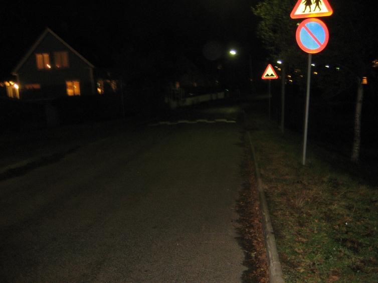 21 Ulvsunda slottsväg 9 Gatan är onödigt bred, närmast Tranebergsvägen, vilket gör att många