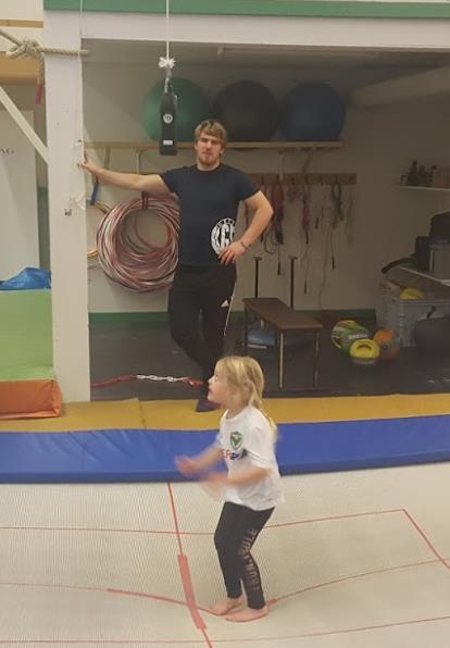 En övning vi använder för att lära sig hoppa högt i trampolinen är att lägga en kraschmatta på trampolinen och sen försöka hoppa så högt