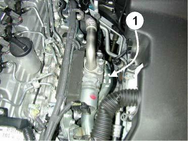 13/20 14 15 Demonter plastplaten under motoren. Varmeren monteres i det originale hullet (1). Kontakten pekende Kl. 9. Rengjør hullet godt før varmeren monteres.