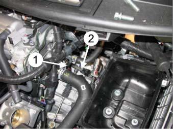 17 15/20 Den Wärmer (1) im vorhandenen Loch an der G-Seite des Motors (über dem Getriebegehäuse) montieren. Zur leichteren Montage das Luftfiltergehäuse entfernen.