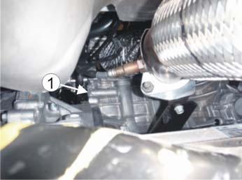 21 18/20 Die Kunststoffabdeckung unterhalb des Motors ausbauen. Den Wärmer im vorhandenen Loch (1) mit dem Anschlusskontakt in 9-Uhr- Stellung montieren.