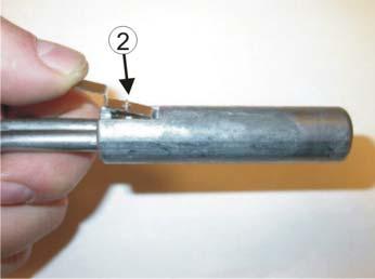 19/20 22 23 Demonter plastplaten under motoren. Varmeren monteres i det originale hullet (1). Kontakten pekende Kl. 11. Rengjør hullet godt før varmeren monteres.