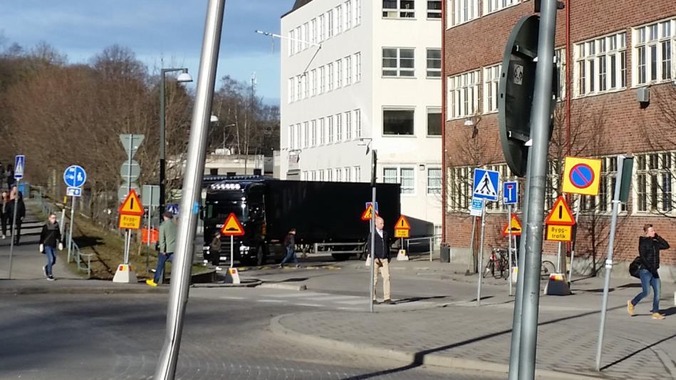 Trailern gjorde ett flertal backande rörelser för att nå lastplatsen samtidigt som elever kom till skolans entré. Entrén ligger invid lastplatsen. Figur 6.