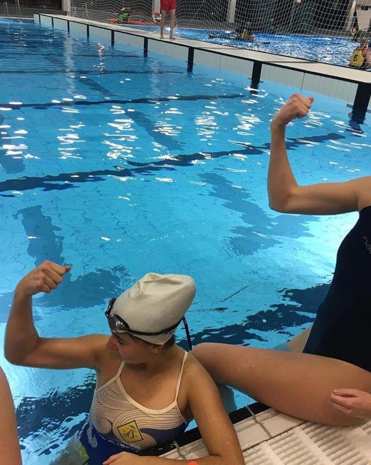 och lite krassliga simmare. Trots detta simmades det som skulle simmas med okej betyg. 13-15 solo och par med Svea och Isabella respektive Svea och Meja. Alla tre deltog även i 13-15 figurer.