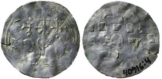 Fig. 16. Imitation av en bysantinsk miliaresion i fyndet från Sikalantaus (inv. nr NM40916:4). påverkas till viss del av att myntet har kvar resterna av bronsöglan.