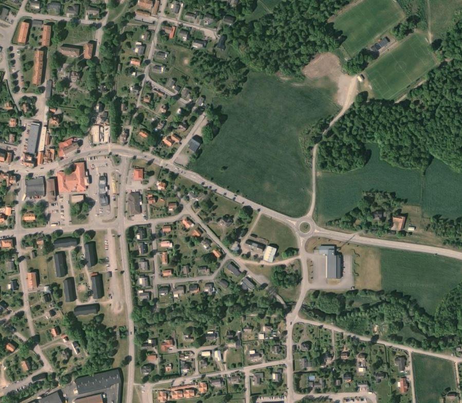 PM TRAFIKALSTRING & BULLER Bakgrund Torsås kommun planerar att planlägga ett nytt område för handel/centrumändamål på ca 1,3 ha norr om Bergkvaravägen inom Torsås 2:42.