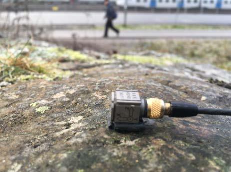 Figur 4: [Vänster]: Accelerometer på berg i mätpunkt 1. [Höger]: Geofon på spett i lermark i mätpunkt 2.