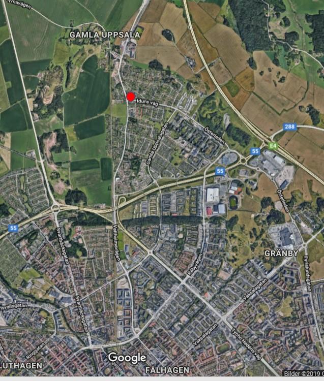 Den stora bostadsfastigheten är privatägd och är cirka 2 060 kvadratmeter stor. Den kommunägda marken i gatuläget är cirka 250 kvm.