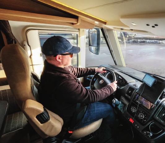 Inne i garaget går det att komma åt vattentankarna vilket kan underlätta vid rengöring. Garaget är givetvis uppvärmt. Bakstammen är ganska återhållsamt designad.