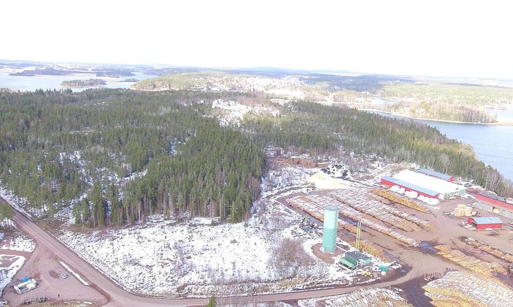 Mot öster går rågränsen ca 30m från befintlig strandlinje och i norr framgår rågränsen ungefärligt på de inkopierade kartorna Enligt gällande