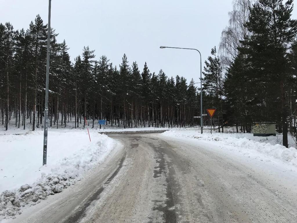 trevägskorsning utan svängkörfält där trafik från