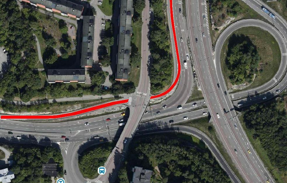7 (45) Vid trafikplatsen uppstår vävningsproblematik då bussarna måste byta körfält samtidigt som bilar från Roslagsvägen byter körfält i motsatt riktning.