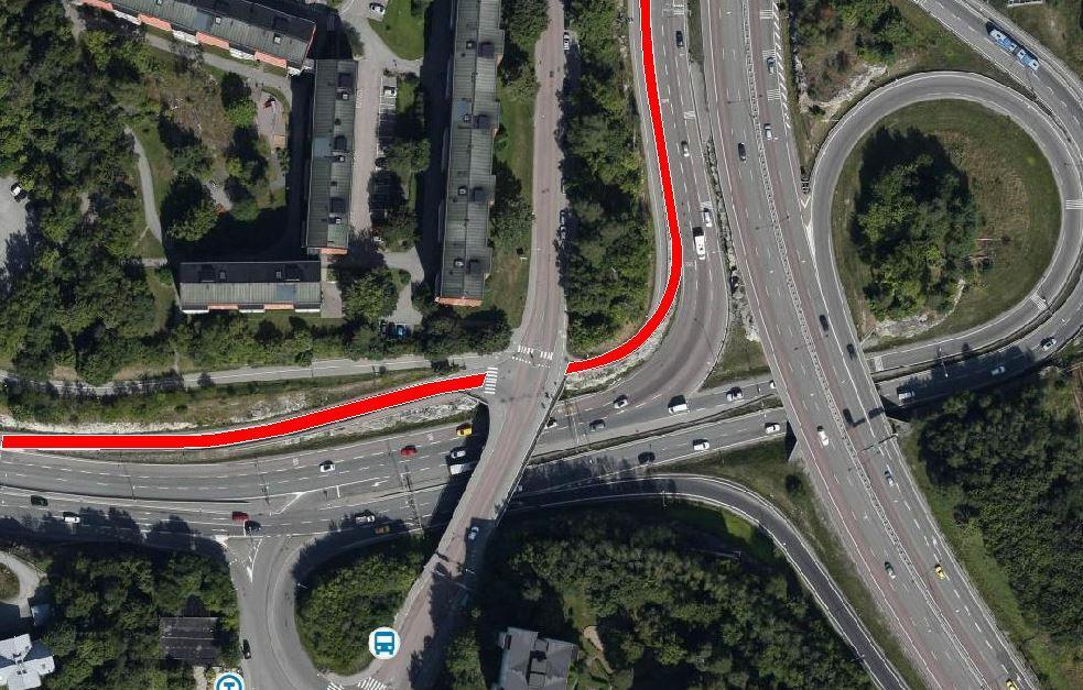7 (45) Vid trafikplatsen uppstår vävningsproblematik då bussarna måste byta körfält samtidigt som bilar från Roslagsvägen byter körfält i motsatt riktning.