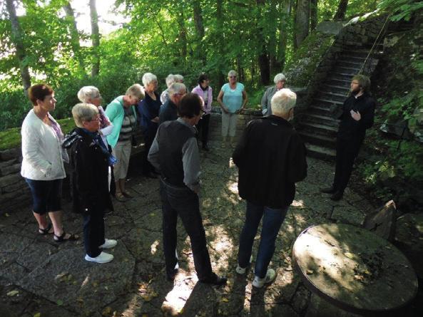 FOTO: Maria Wenell Församlingsresan till Husaby Den 4 september gick en bussresa från Dalstorp till Tomas Jarvids gamla