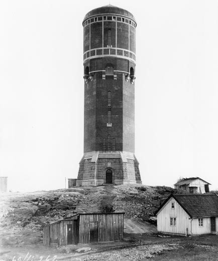 Historiskt har ett flertal byggnader i form av förråd och boende varit uppförda i området vilket gamla historiska dokument från första halvan av 1900-talet från bl.a. Västerviks Museum visar.