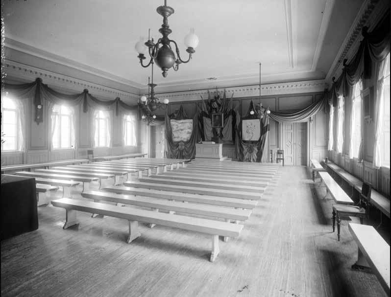 SKOLANS AULA PÅ ÖVERSTA VÅNINGEN SOM DEN SÅG UT 1912. ANONYMT FOTO, SSM FA 45202. Under mer än hundra år, från 1700-talets första hälft till 1840-talet, fanns ett bageri på tomten.