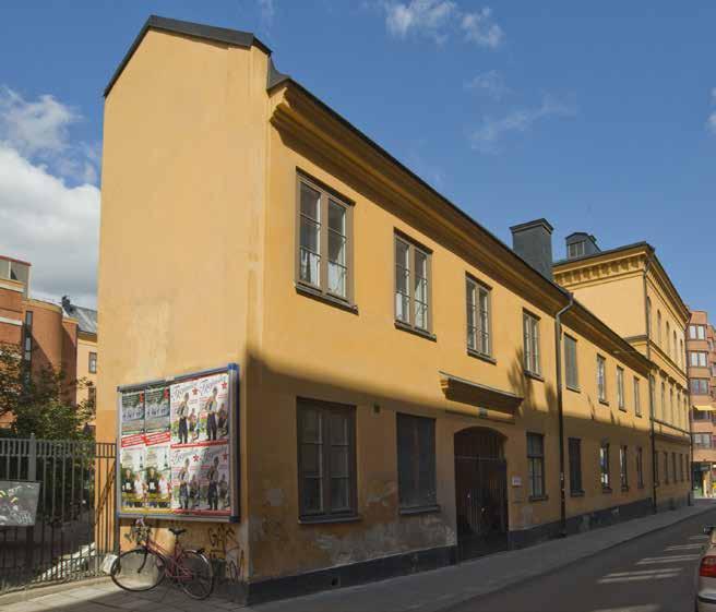 LÄNGAN MOT BRUNNSGATAN BYGGDES VID OLIKA TIDER PÅ 1700-TALET. DEN ÖVERBYGGDA PORTGÅNGEN NÄRMAST ÄR FRÅN 1779 OCH HADE UNDER EN PERIOD BOSTADSRUM ÅT BAGARGESÄLLERNA PÅ ÖVERVÅNINGEN. FOTO J. MALMBERG.