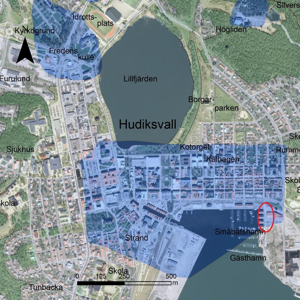 Figur 2. Centrala delarna av Hudiksvalls stad med Lillfjärden och hamnen. Det blåtonade området utgör fornlämning RAÄ Hudiksvall 1:1 och den rödmarkerade ytan visar platsen för schaktövervakningen.