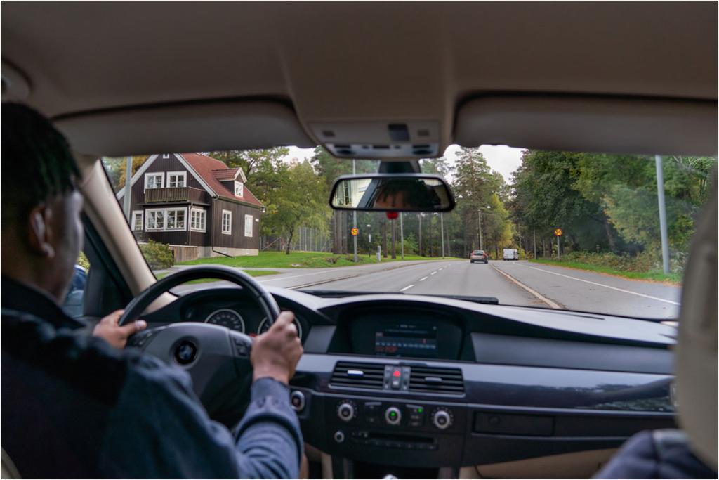 5.8 Hastighet 5.8.1 Hastighetsbegränsning Man ska följa hastighetsbegränsningarna. Överträdelse kan ge bötesstraff. Kör man mer än 20 30 km/tim för fort återkallas körkortet.