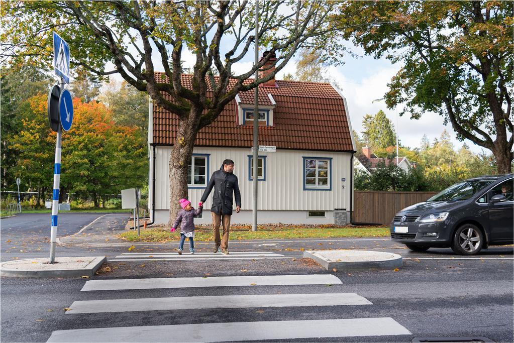 5.2 Gående 5.2.1 Övergångsställe Den som går över på ett övergångsställe ska se sig för. Den som kör ett fordon har väjningsplikt.