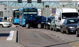 Fordonen kör sammantaget en sträcka som motsvarar cirka tio varv runt jorden. Bilens dominans är tydlig i Västra Götaland, vilket framgår av diagrammet här intill (Källa: Svensk Kollektivtrafik).