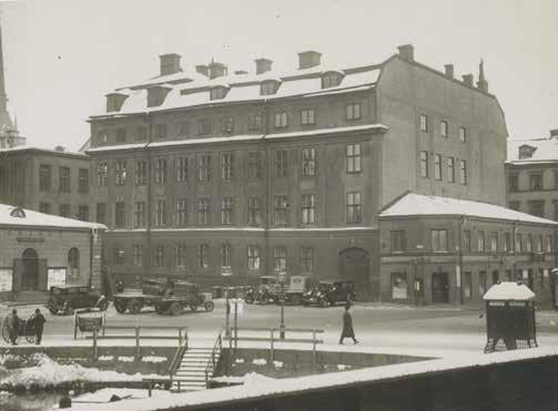 DE SJU FÖNSTER AXLARNA NÄRMAST MUNKBRO GATAN, TILL VÄNSTER I BILD, FINNS ÄNNU KVAR. ÖVRIGA DELAR REVS PÅ 1950-TALET DÅ MUNKBROLEDEN SKULLE DRAS FRAM. SSM A109/35:16.