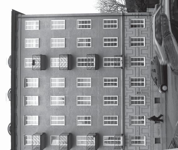 förstärks vertikalitet med frontespis, burspråk eller påhängda små balkonger.