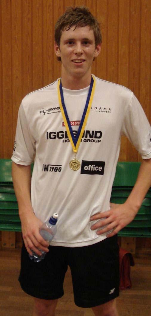 Utmärkelsen till årets spelare (silverfjädern) tilldelas för säsongen 2008/2009: Mats Strandberg, HelsingeTeam BMK Silverfjäder tilldelas Mats Strandberg som den gångna säsongen visat att han tagit