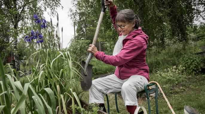 En helhetssyn på människan leder oss till målsättningen att även fritidshjälpmedel, såsom en pall för trädgårdsarbete, måste ingå i hjälpmedelsförsörjningen. Foto: Malin Hoelstad.