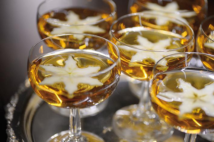 Välkomstdrink nyårsmiddagen innan Vanlig ljus glögg kan med fördel serveras kall och blir extra lyxig om man