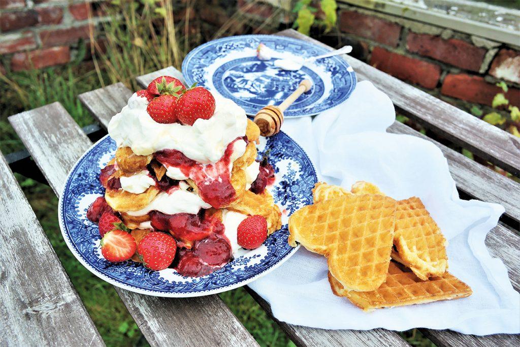 Mascarponevåfflor Mascarponevåfflor (cirka 10 stycken) 4 ägg 250 g mascarpone 4 dl mjölk 4 dl vetemjöl 1 ½ tsk bakpulver 1 tsk salt 50 g smält smör Vispa ägg och mascarpone med elvisp.