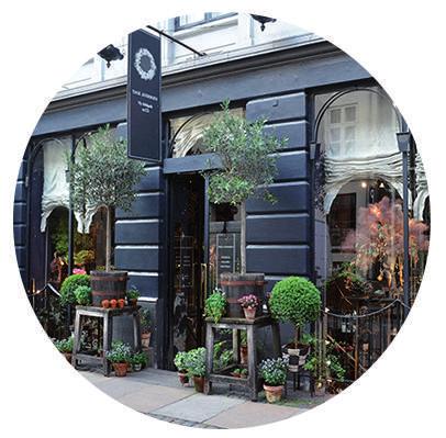 Vi passerar även Kongens Have, Rosenborgs slott, Botaniska Trädgården och Kartoffelraekkerne. Därefter är det dags för en privat visning i Normann Copenhagens showroom.