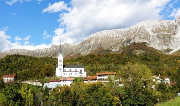 Du ser det norr om leden, på berget Kanins sydsida. Boka-fallet är ett tvåstegsfall, 106 + 38 meter högt. Dag 5 Drežnica Tolmin I dag har du en krävande vandringsdag framför dig.