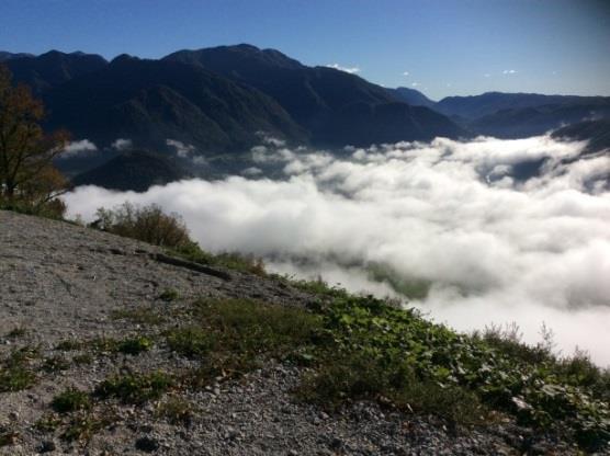 ö.h. Kapellet byggdes för italienska soldater under första världskriget. Härifrån har du en storslagen utsikt över Soča-dalen och, på andra sidan de grönklädda bergen, Kolovrat och Italien.