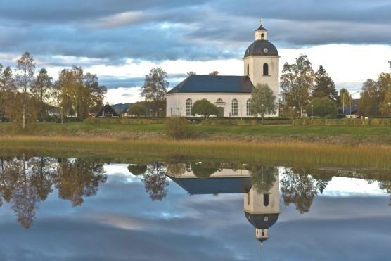 Centrum för Hogdalsbygden låg länge i Fåssjö, men när digerdöden drabbade byn 1350 överlevde endast sju människor. Centrum flyttades då till Ytterhogdal. En ny kyrka, av gråsten, uppfördes där.
