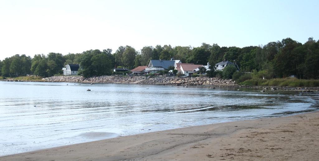 Figur 8. Fastigheterna vid Simmarevägen, väster om Halmstad är skyddade av en strandskoning. Foto: Elisabeth Magnusson. Figur 9. Södra delen av stranden vid Tylösand.
