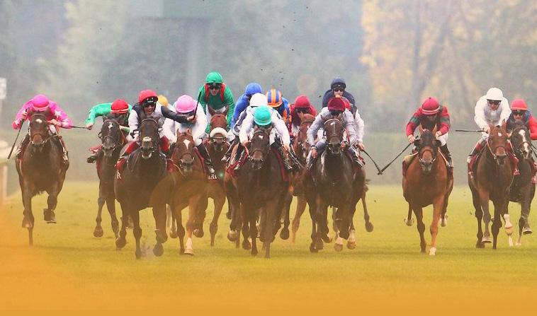 Senast 40 minuter före löpningen får n sadeln av jockeyn som då har vägt ut med rätt vikt hos vågkontrollanten. Det som räknas med i vikten är ryttaren med sadel.