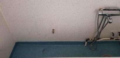 Rörgenomföring finns i vägg Vid plats för bad eller dusch får inga rörgenomföringar finnas i vägg förutom till dusch- och badkarsblandare om det ska följa branschreglerna.