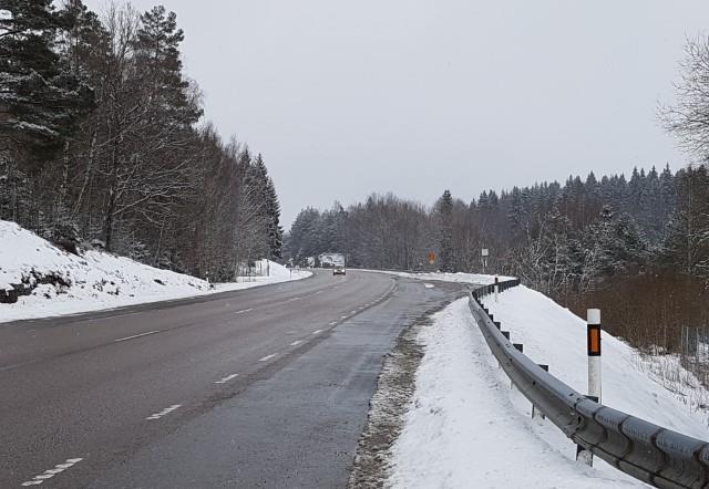 Busshållplatser finns vid de tre anslutningsvägarna, dock finns det inga gångoch cykelbanor till respektive hållplats eller anordnade gång- och cykelöverfarter.