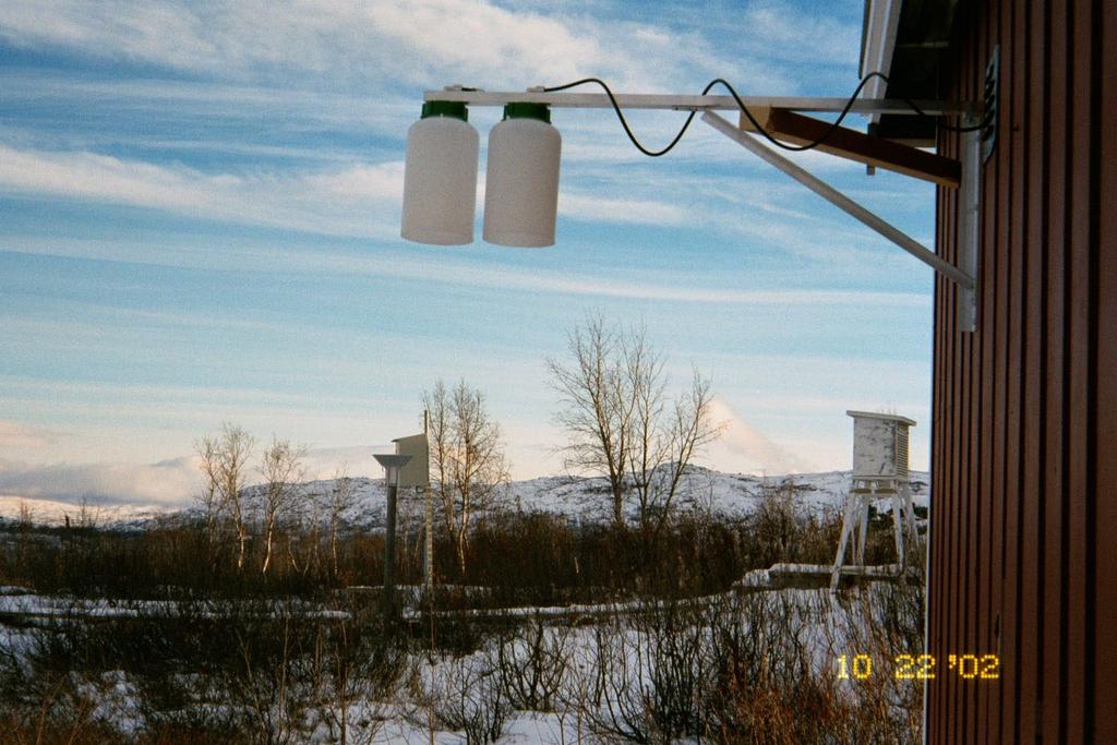endast tre). Samma utrustning användes hela året. Vid utplaceringen av insamlarna eftersträvades att mäta under lika stora träd på de olika fjällen.