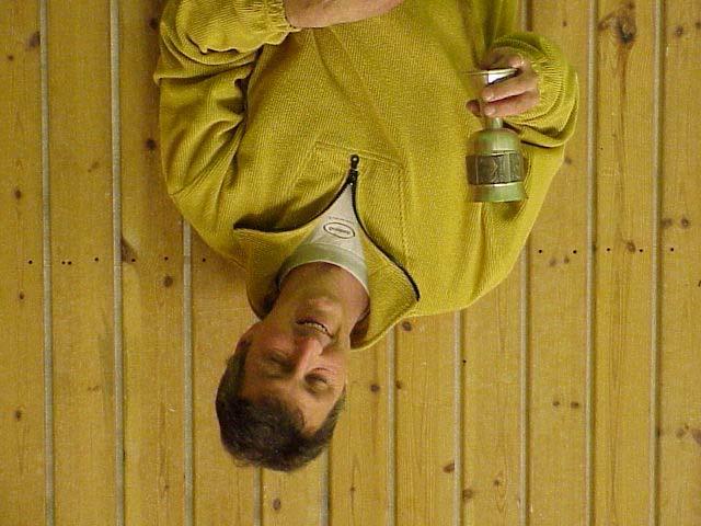 Foto: Jan-Erik Sandin Hälsinglands Badmintonförbunds ledarpris tilldelas Georg Lindgren, Enångers BMK för säsongen 2001/2002 En frisk fläkt i Enångers Badmintonklubb med nyanserade idéer och ett