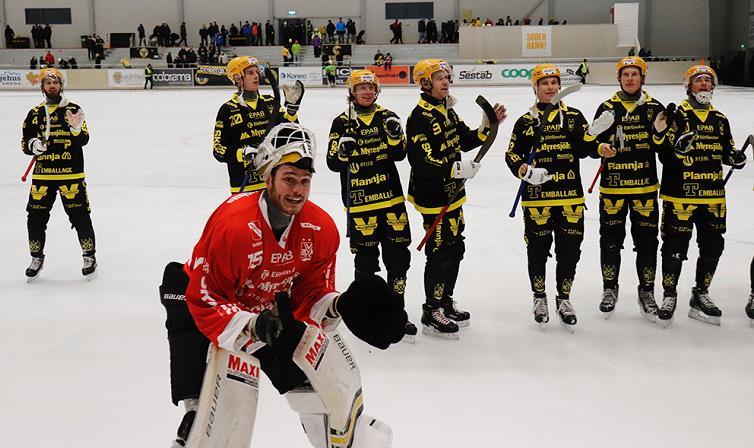 A-laget VBK-spelarna med David Borvall i spetsen tackar tillresta Kullen Fans-supportrar