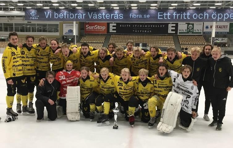 P18 Vetlanda BK-P18 vann TIC-Cupen Stående från vänster: Gustav Ek, Emil Nordström, Oskar Edvinsson, Linus Sandqvist, Alfons Degerstedt, Isac Karlsson, Joel Rydegren, Anton Svensson, Olof Götselius,
