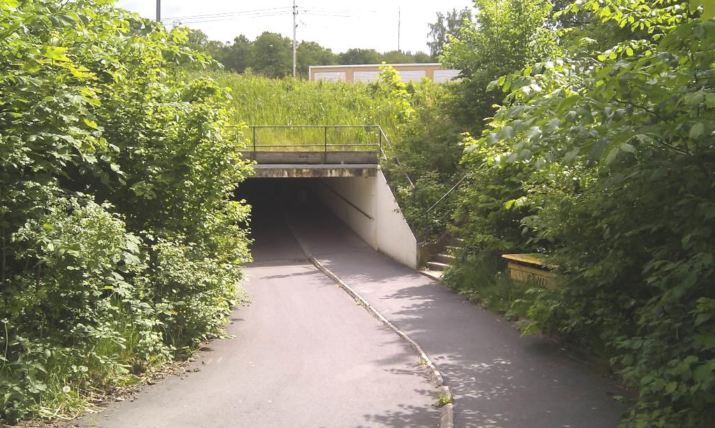 Tunnelns norra port Tunneln med trappor upp mot busshållplatserna Parkering Varje kvarter har sin parkering inom kvartersmarken.