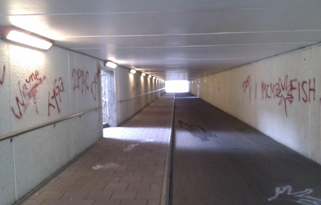 0 pl/lgh medan övriga kvarter har parkering i form av carport med sedumtak 1,0 pl/lgh. Övrig parkering ligger på gatumark.