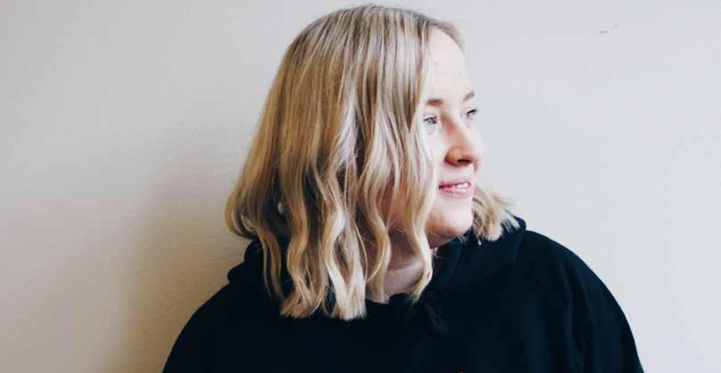 Stina Persson Ålder: 27 år. Bor: Hisingen. Familj: Mamma, pappa, två systrar. Gör: Studerar till pastor, jobbar med ungdomsfrågor inom kyrkan, volontär hos Räddningsmissionen.