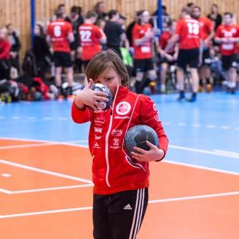 Våra yngsta spelare börjar i vår handbollsförskola. Där får barnen bekanta sig med bollen, men mycket tid läggs också på motoriska övningar och kroppskontroll på ett lekfullt sätt.