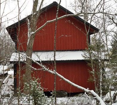 Byggnadsår: byggt som fiskebragdhus i början av 1900-talet, utbyggnad på 1970-talet för förvaring av båtar.